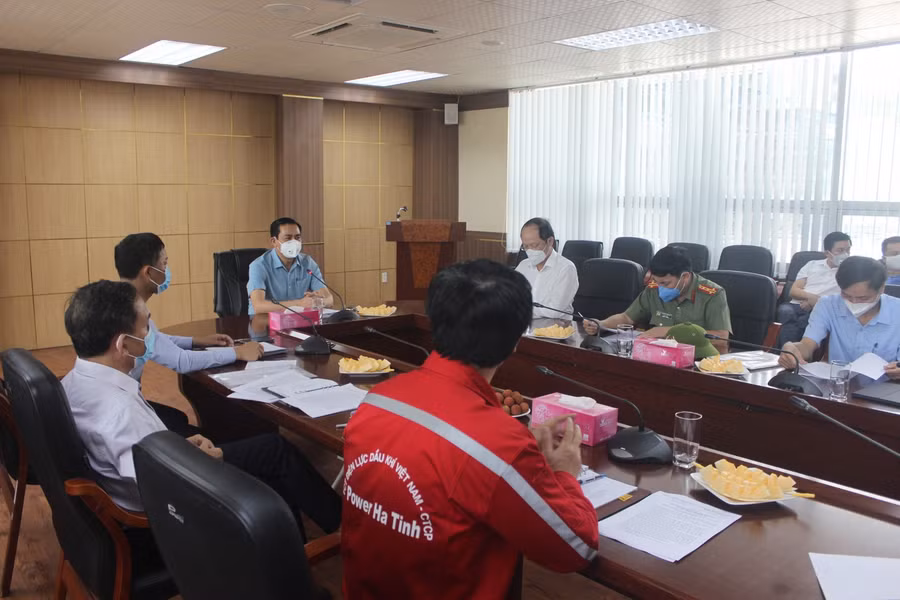 Đoàn kiểm tra làm việc với Nhà máy Nhiệt điện Vũng Áng 1