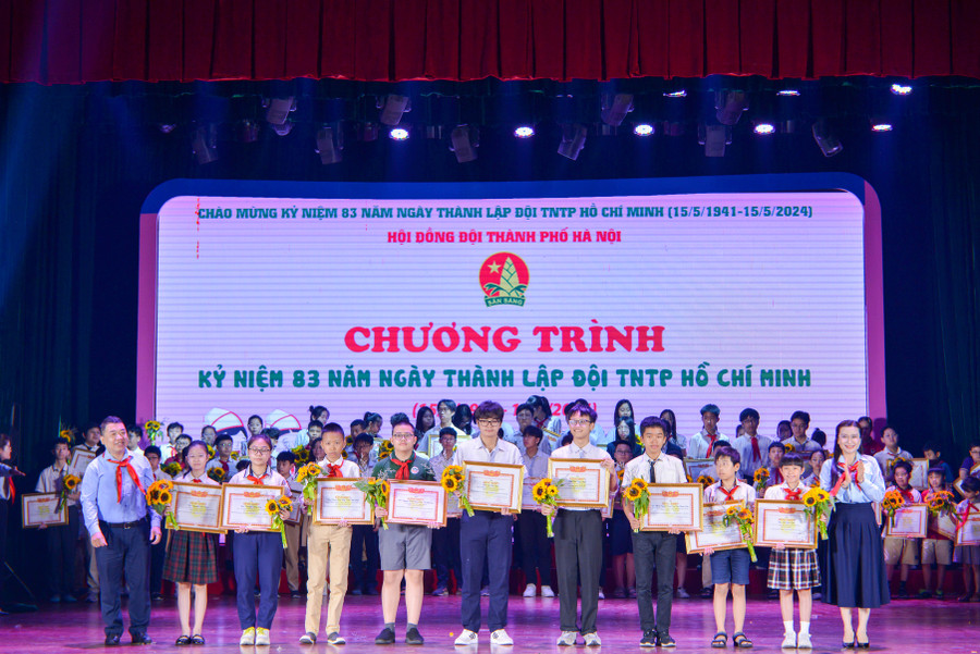 Bí thư Trung ương Đoàn, Chủ tịch Hội đồng Đội Trung ương Nguyễn Phạm Duy Trang và Phó Trưởng ban Tuyên giáo Thành ủy Hà Nội Đào Xuân Dũng trao giải Nhất cho thiếu nhi đoạt giải tại các cuộc thi. Bí thư Trung ương Đoàn, Chủ tịch Hội đồng Đội Trung ương Nguyễn Phạm Duy Trang và Phó Trưởng ban Tuyên giáo Thành ủy Hà Nội Đào Xuân Dũng trao giải Nhất cho thiếu nhi đoạt giải tại các cuộc thi.