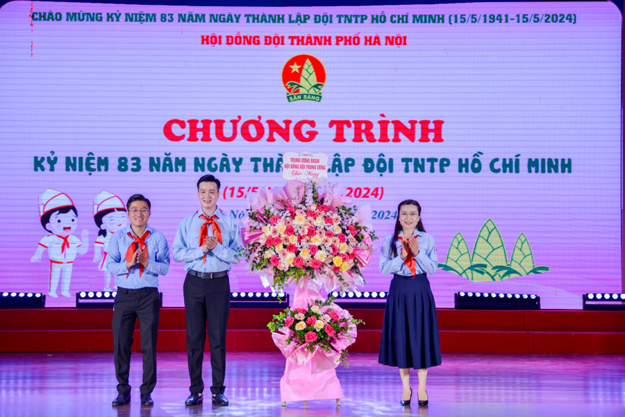 Chị Nguyễn Phạm Duy Trang - Bí thư T.Ư Đoàn, Chủ tịch Hội đồng Đội T.Ư tặng hoa chúc mừng Hội đồng Đội TP Hà Nội. Chị Nguyễn Phạm Duy Trang - Bí thư T.Ư Đoàn, Chủ tịch Hội đồng Đội T.Ư tặng hoa chúc mừng Hội đồng Đội TP Hà Nội.