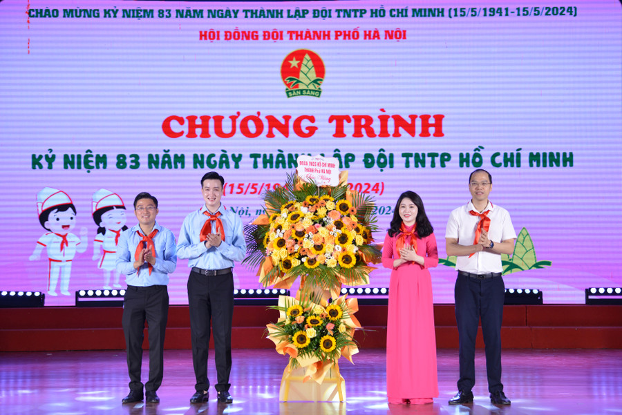 Thành Đoàn Hà Nội tặng hoa chúc mừng Hội đồng Đội TP Hà Nội. Thành Đoàn Hà Nội tặng hoa chúc mừng Hội đồng Đội TP Hà Nội.