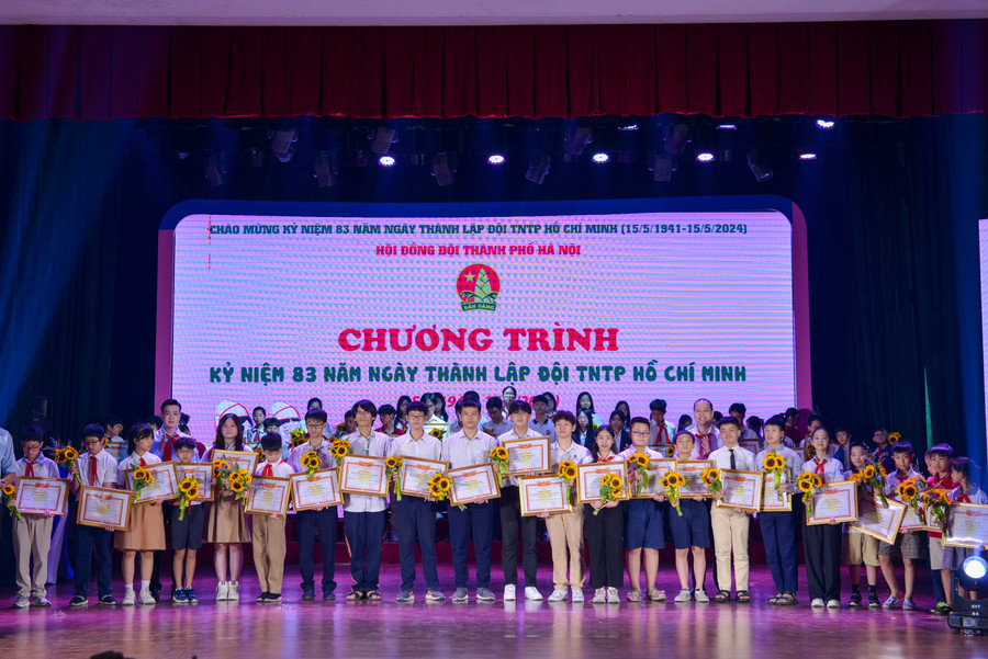 Phó Bí thư Thành đoàn, Chủ tịch Hội Sinh viên Việt Nam thành phố Hà Nội Nguyễn Tiến Hưng và Phó Bí thư Thành đoàn, Chủ tịch Hội đồng Đội thành phố Hà Nội Đào Đức Việt trao giải cho thiếu nhi đoạt giải các cuộc thi. Phó Bí thư Thành đoàn, Chủ tịch Hội Sinh viên Việt Nam thành phố Hà Nội Nguyễn Tiến Hưng và Phó Bí thư Thành đoàn, Chủ tịch Hội đồng Đội thành phố Hà Nội Đào Đức Việt trao giải cho thiếu nhi đoạt giải các cuộc thi.