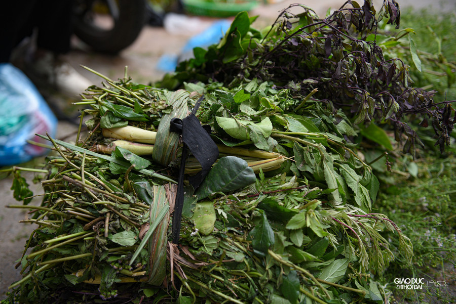 Không chỉ mùi già, nhiều nơi còn bán cả những bó lá để xông, phục vụ nhu cầu của người dân.