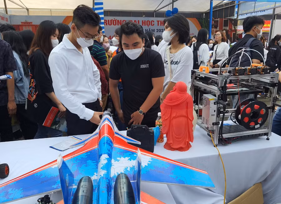 Mô hình máy bay được giới thiệu tại Ngày hội tư vấn tuyển sinh, hướng nghiệp 2022.