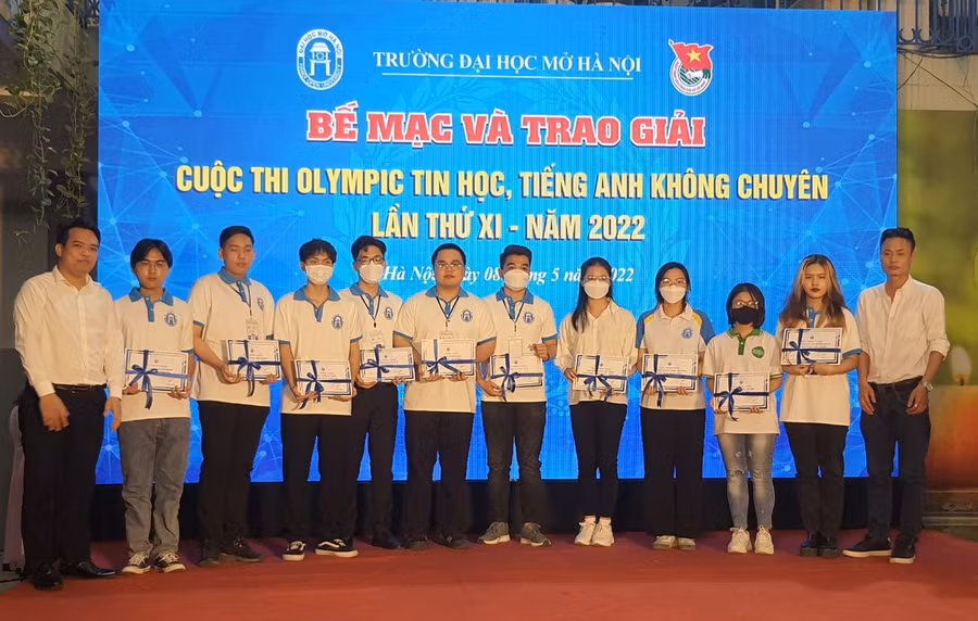 Đại diện các Khoa nhận chứng nhận cho những sinh viên tham gia Cuộc thi Olympic Tin học, tiếng Anh không chuyên” lần thứ 11.