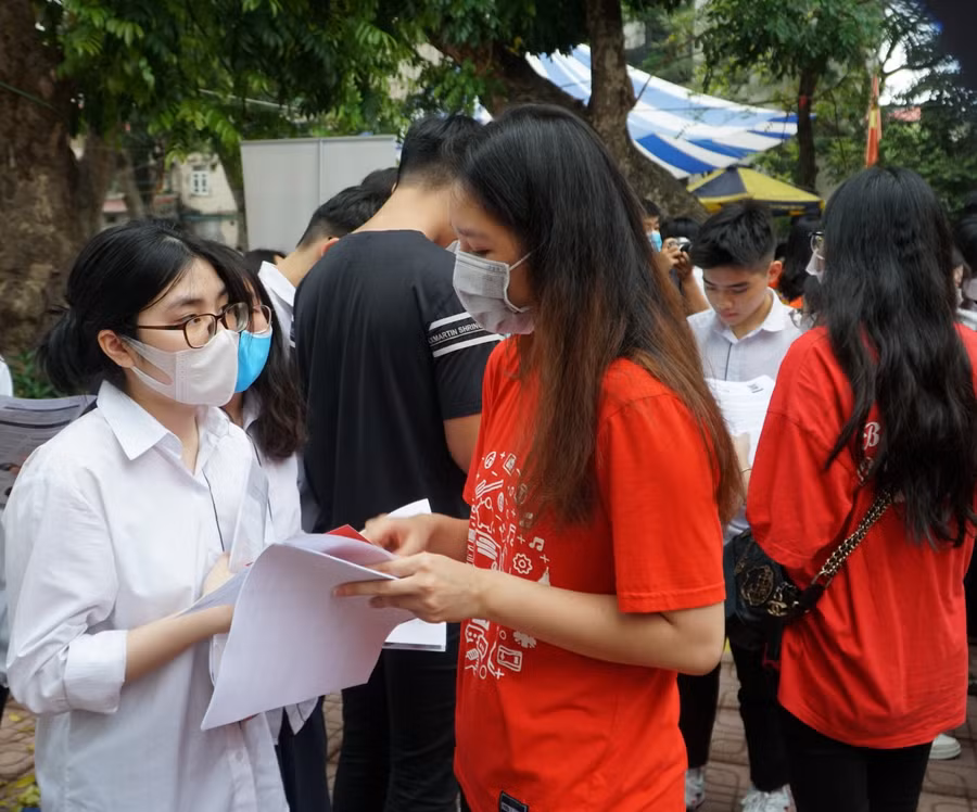 Thí sinh được tư vấn tận tình.