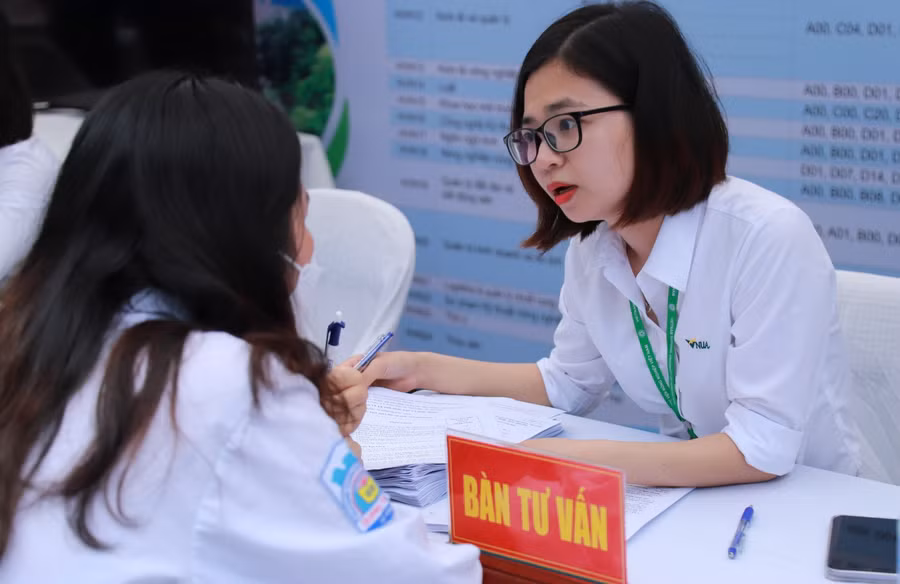 Cán bộ, giảng viên Học viện Nông nghiệp Việt Nam tư vấn nhiệt tình cho học sinh và phụ huynh.