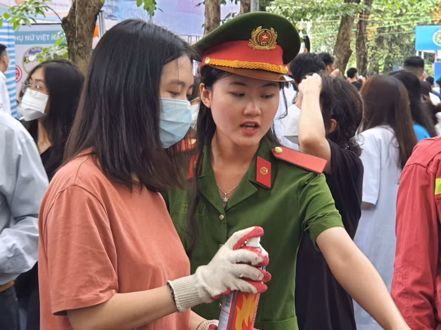 Các bạn trẻ được giới thiệu cách sử dụng bình chữa cháy.