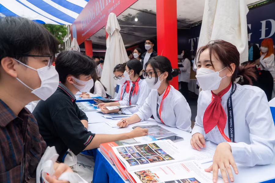 Đại diện Trường ĐH Thăng Long tư vấn cho thí sinh đến tham dự Ngày hội tư vấn tuyển sinh - hướng nghiệp tại Hà Nội sáng 8/5. Ảnh: Phạm Tuấn