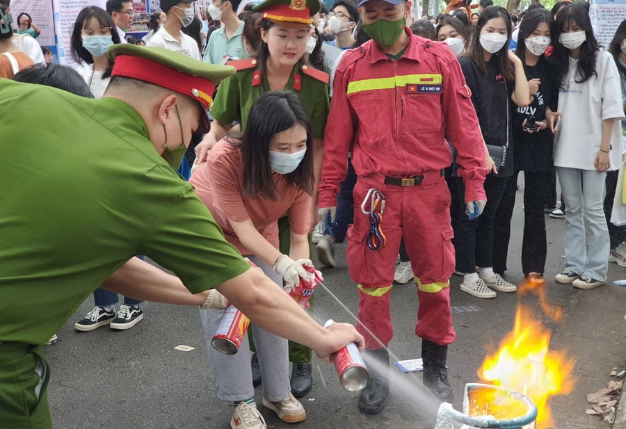 Tại gian tư vấn của Trường đại học Phòng cháy, chữa cháy, học sinh được trải nghiệm cách xử lý chữa cháy.