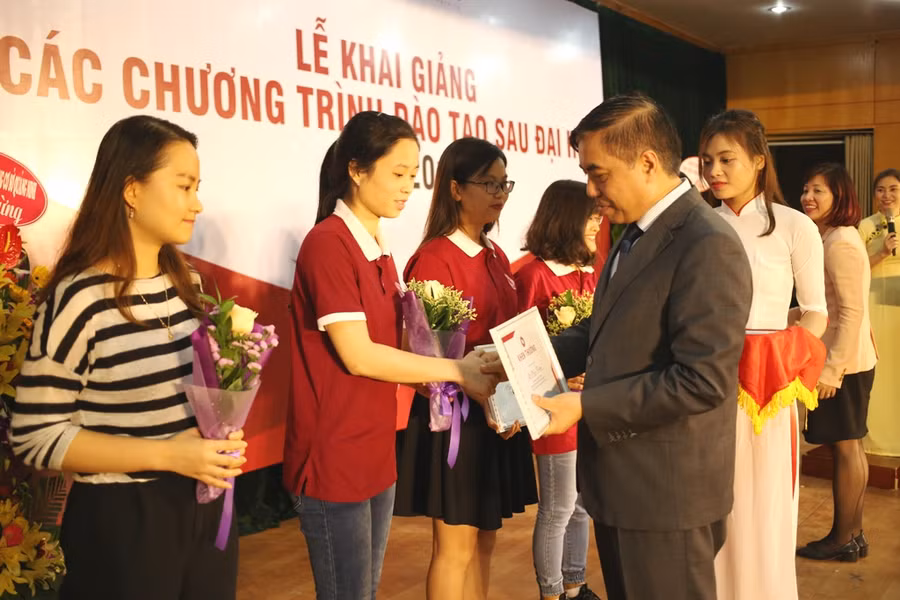 PGS.TS Bùi Anh Tuấn - Hiệu trưởng nhà trường trao phần thưởng cho các học viên