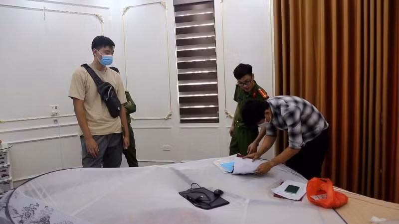 Cơ quan công an tiến hành khám xét nơi ở của các đối tượng liên quan.