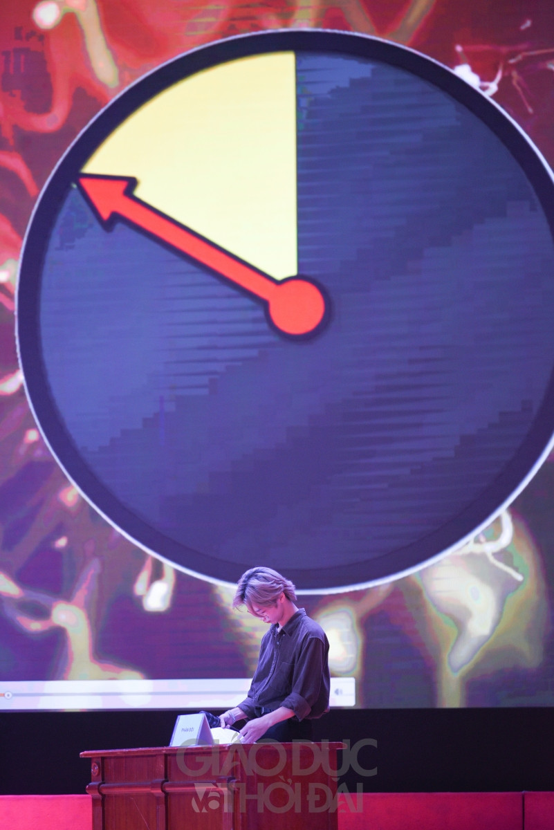 Các thí sinh lần lượt vượt qua vòng tranh biện đầy căng thẳng, gay cấn với các chủ đề rất cam go: “Con cái là tấm gương phản chiếu của cha mẹ; Thông tin đa chiều hay góc nhìn đa chiều và Hợp pháp hóa hôn nhân đồng giới, các thí sinh đến từ ngành Luật, Quan hệ Công chúng và Quản lý Nhà nước đã có những màn tranh tài nảy lửa thể hiện sự thông minh, sắc sảo và bản lĩnh của sinh viên trường Đoàn”.