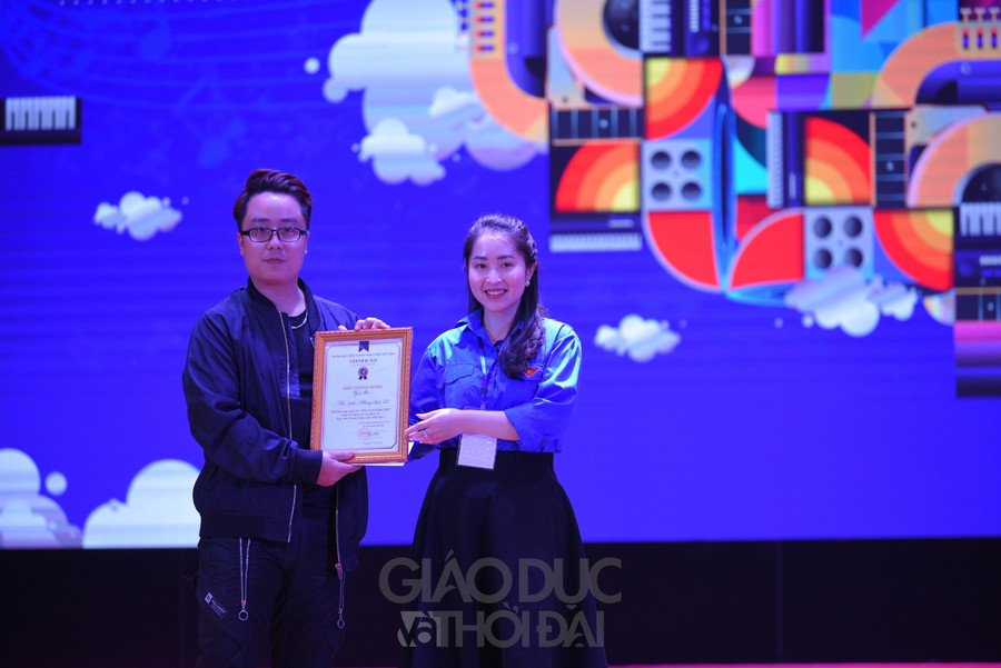 Giải ba thuộc về ca khúc; VYA - ST Phùng Anh Vũ.