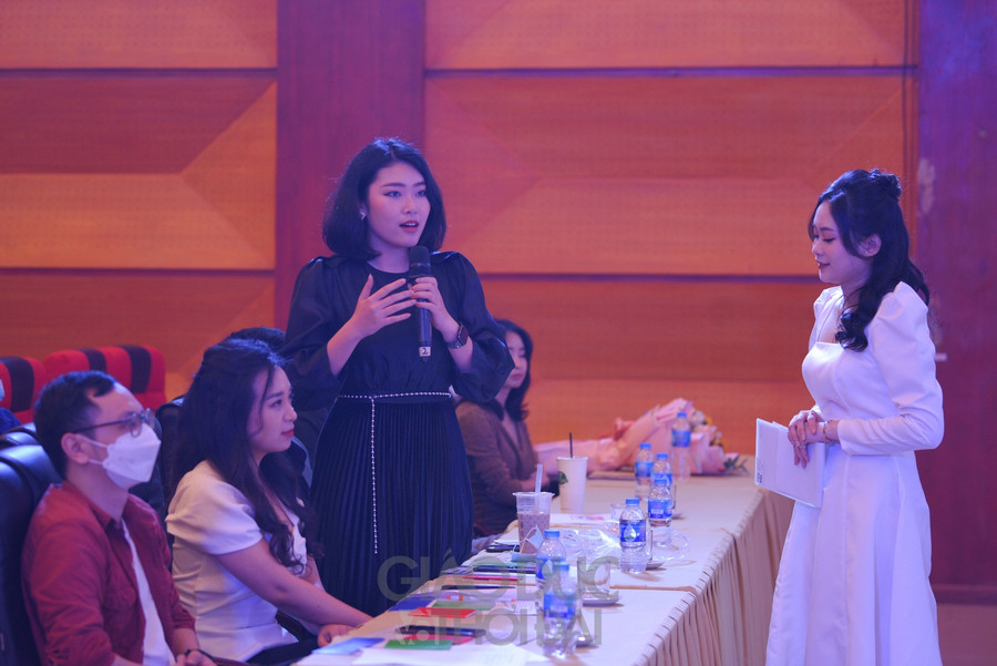 Cùng với đó là những câu hỏi đến từ ban giám khảo.