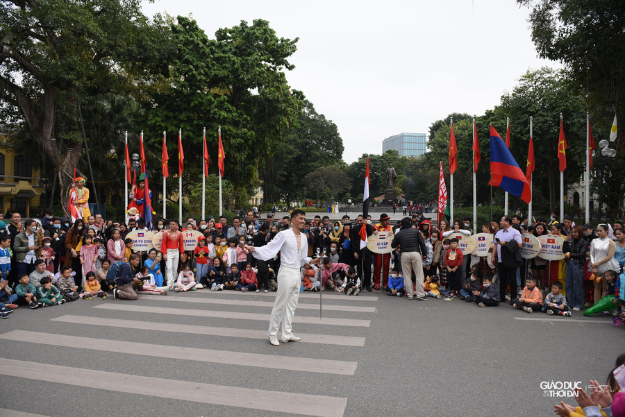Các nghệ sĩ biểu diễn và diễu hành quanh khu vực phố đi bộ.