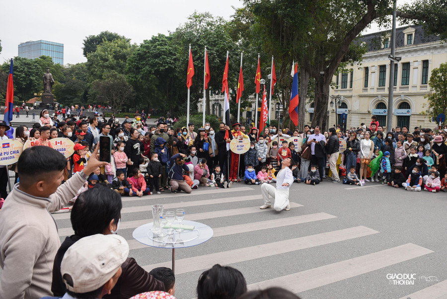 Hôm nay (3/12), các nghệ sĩ Xiếc biểu diễn phục vụ người dân thủ đô tại phố đi bộ hồ Hoàn Kiếm.