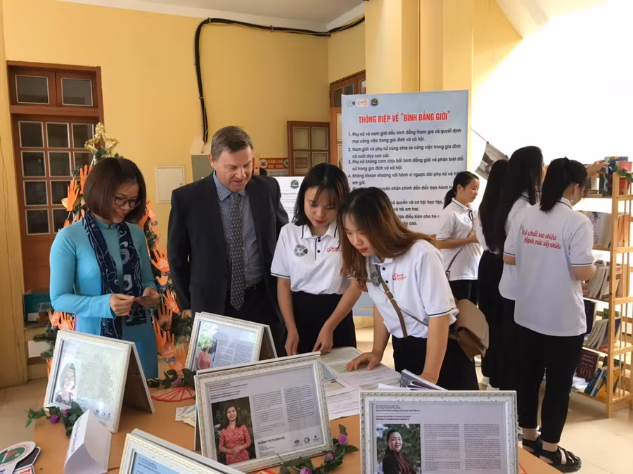 Ông Michael Sadlon - Giám đốc Aus4skills nghe sinh viên giới thiệu về hoạt động bình đẳng giới.