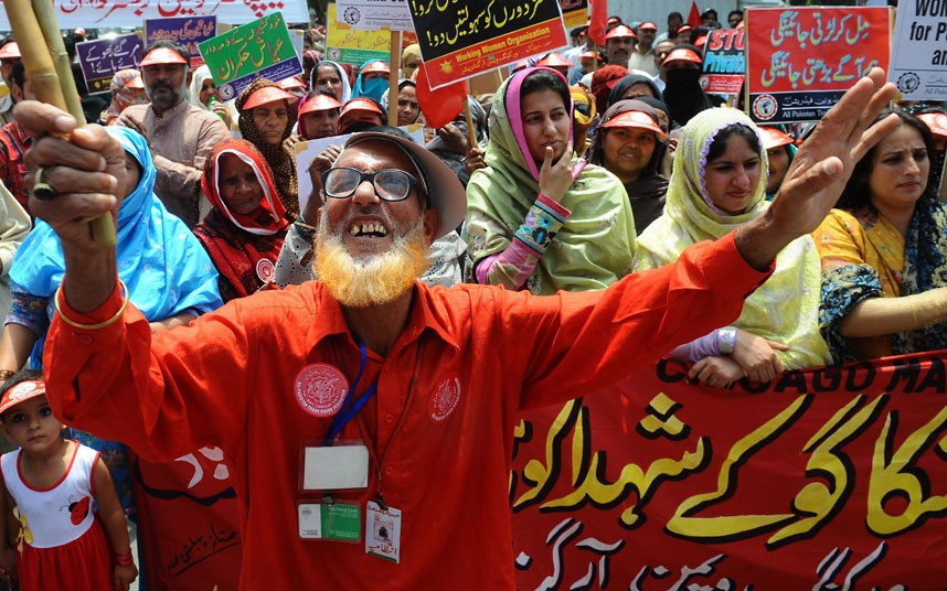 Ngày Quốc tế lao động trên khắp thế giới ảnh 8 Pakistani labour union workers carry placards as they shout slogans during a May Day rally in Lahore