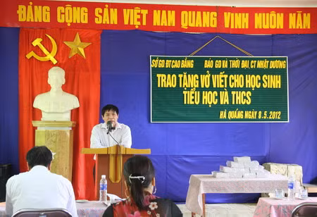 Tiến sỹ, Tổng biên tập Báo GD&TĐ Nguyễn Danh Bình phát biểu tại buổi trao quà