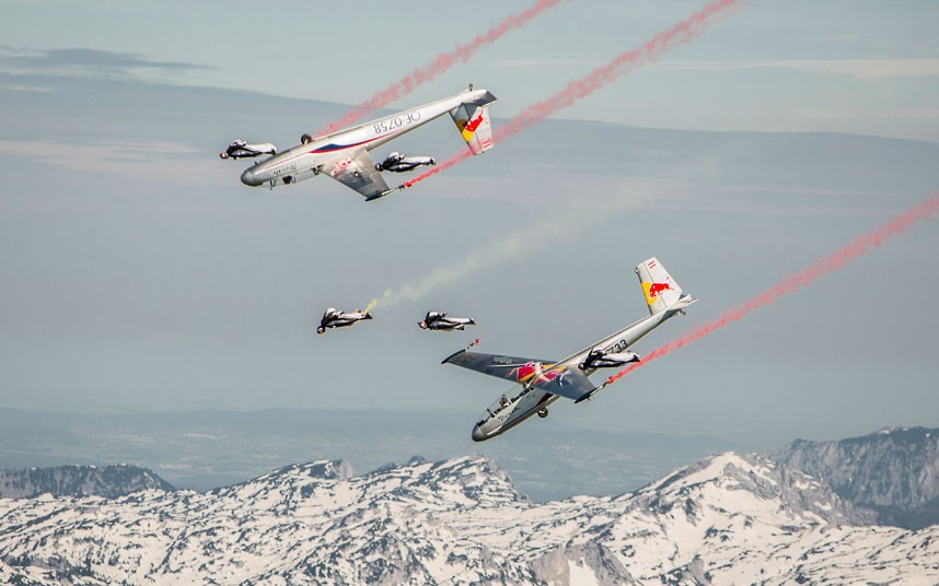 Skydivers ’fly’ in formation with gliders in daring stunt over the Alps. At speeds of up to 120mph the skydivers, wearing specially-designed aerodynamic winged suits, fly alongside the planes.