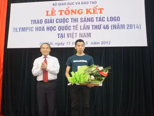 Thứ trưởng Nguyễn Vinh Hiển trao giải Nhất cho tác giả Phạm Minh Châu (Ảnh: gdtd.vn)