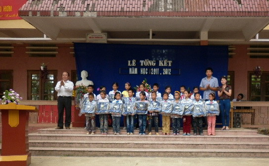 Tặng cặp sách, vở, bút cho những em HS nghèo vượt khó