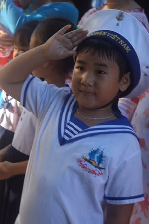 Chú bé Nguyễn Chinh Si: Cháu giống bộ đội hải quân chưa?