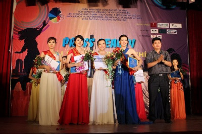 Nhóm tác giả dành giải thưởng Miss Báo chí