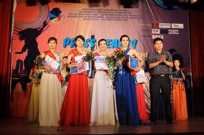 Nhóm tác giả dành giải thưởng Miss Báo chí