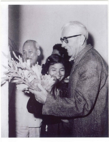 Luật sư Loseby thăm Việt Nam năm 1960 theo lời mời của Chủ tịch Hồ Chí Minh. Luật sư Loseby thăm Việt Nam năm 1960 theo lời mời của Chủ tịch Hồ Chí Minh.