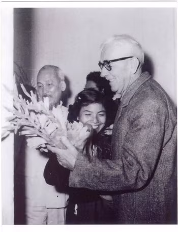 Luật sư Loseby thăm Việt Nam năm 1960 theo lời mời của Chủ tịch Hồ Chí Minh.