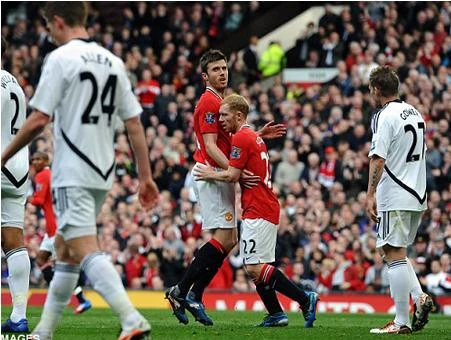 Hạ gục Swansea, &quot;Quỷ đỏ&quot; tiếp tục bám đuổi Man City