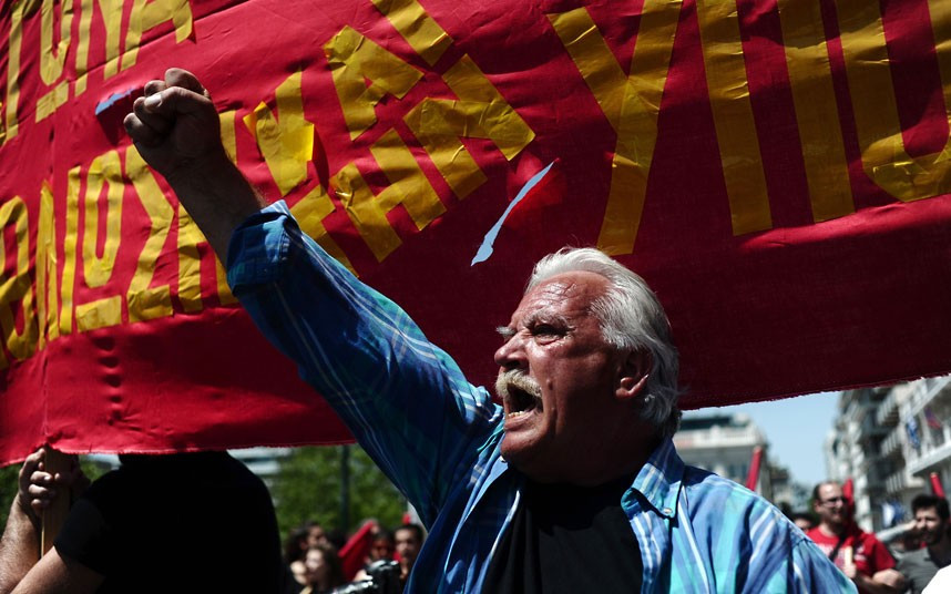 Ngày Quốc tế lao động trên khắp thế giới ảnh 3 A protester shouts slogans during a May Day demonstration in Athens