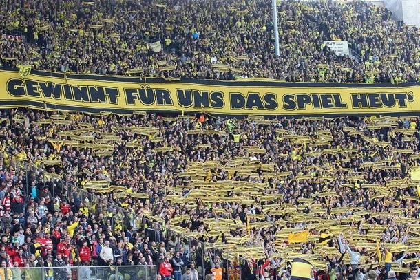 Dortmund giành cúp quốc gia trong trận mưa bàn thắng