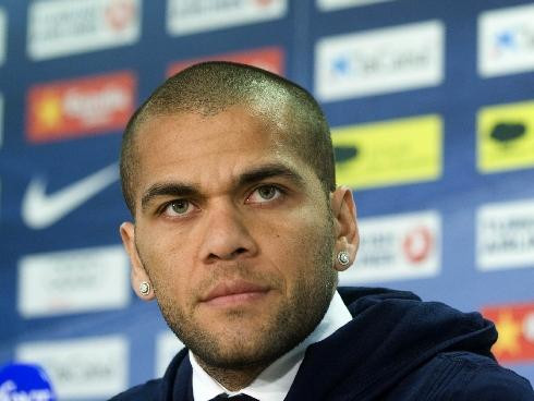 Từ chối Man City, Daniel Alves quyết tâm ở lại Noucamp