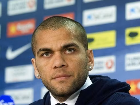 Từ chối Man City, Daniel Alves quyết tâm ở lại Noucamp