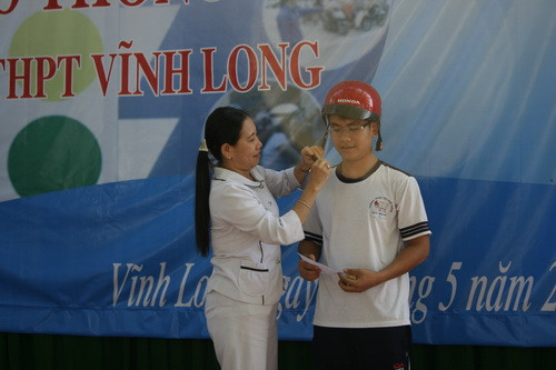 Một học sinh Trường THPT Vĩnh Long duy nhất được rung chuông vàng và được Giám đốc Sở GDĐT trao giải thưởng và đội nón bảo hiểm