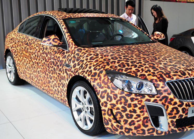 Những hình ảnh ấn tượng trong tuần ảnh 4 A leopard print car is seen at the 2012 China Automobile Exposition in Changzhou, eastern China