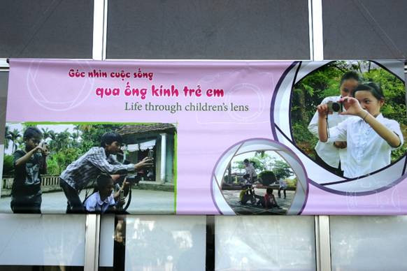 Hãy để "mỗi ngày đến trường là một niềm vui" ảnh 1 Triển lãm thu hút đông đảo người dân đến xem