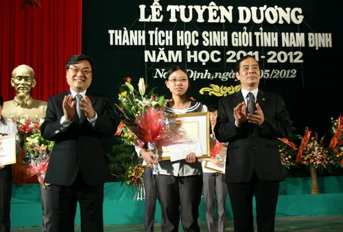 Nam Định vinh danh HS giỏi năm học 2011-2012