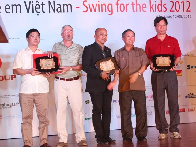 1,2 tỷ đồng cho HSSV nghèo từ giải golf vì trẻ em VN 2012