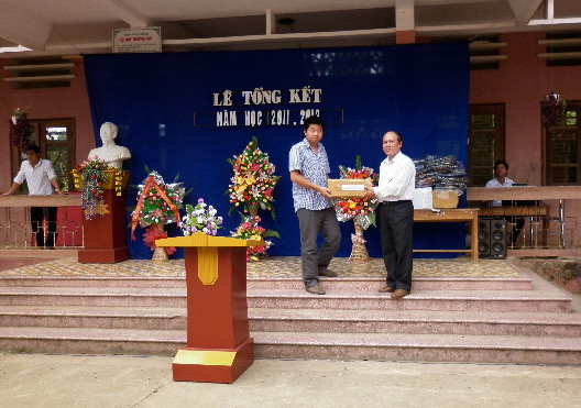 Đại diện Quỹ Nguồn Sáng tặng sách cho trường Hạnh Sơn