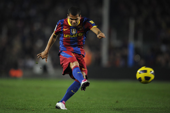 Đội hình tiêu biểu tại La Liga 2011/12: Real & Barca thống trị ảnh 2 Alves vẫn được đánh giá là hậu vệ cánh hàng đầu thế giới