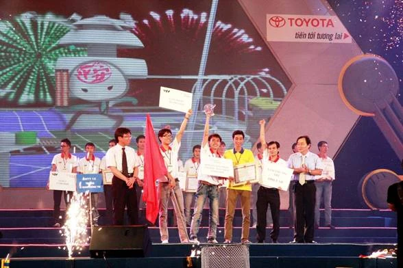 LH CATUS 2 của ĐH Lạc Hồng vô địch Robocon 2012