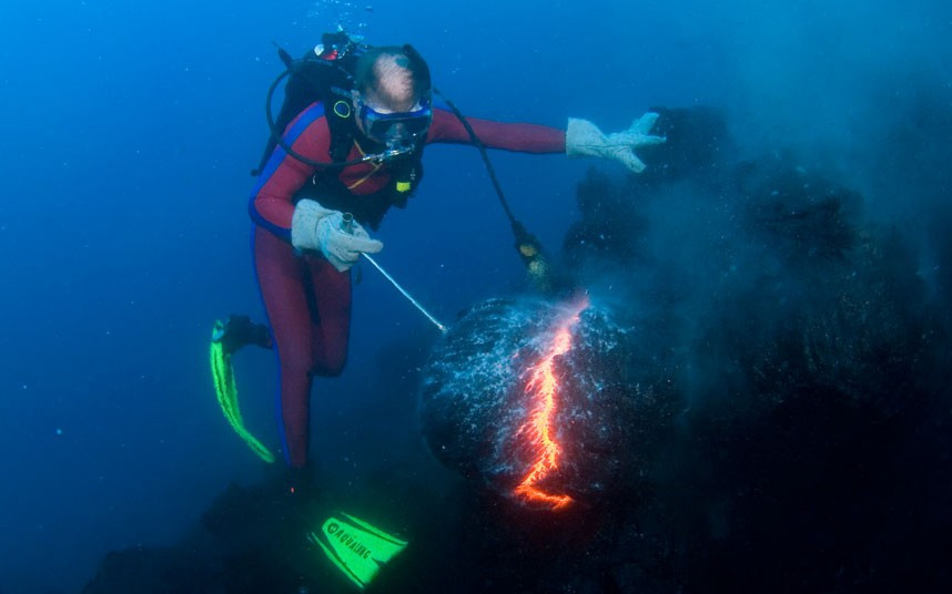 Những hình ảnh ấn tượng trong tuần ảnh 7 Diver Bud Turpin shapes erupting pillow lava into a sculpture of a moose head during an underwater eruption of Kilauea Volcano, Hawaii