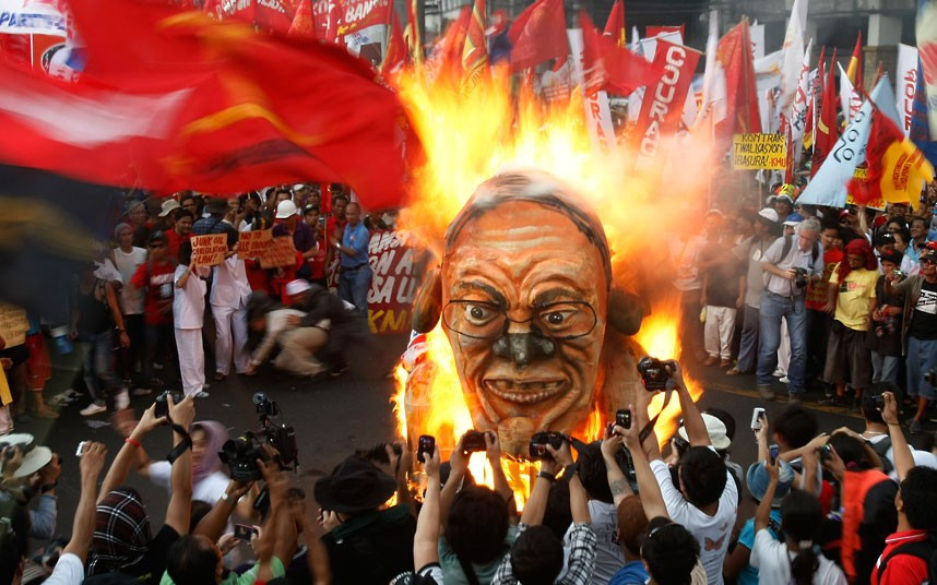 Ngày Quốc tế lao động trên khắp thế giới ảnh 5 Protesters burn an effigy of Philippine President Benigno Aquino during a rally near the Presidential Palace in Manila