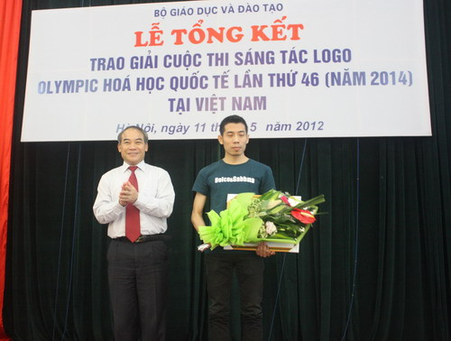 Thứ trưởng Nguyễn Vinh Hiển trao giải Nhất cho tác giả Phạm Minh Châu (Ảnh: gdtd.vn)