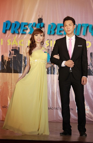 Các thí sinh lộng lẫy và duyên dáng trong phần thi trang phục dạ hội