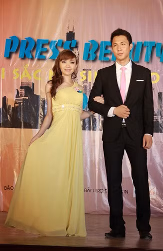 Các thí sinh lộng lẫy và duyên dáng trong phần thi trang phục dạ hội