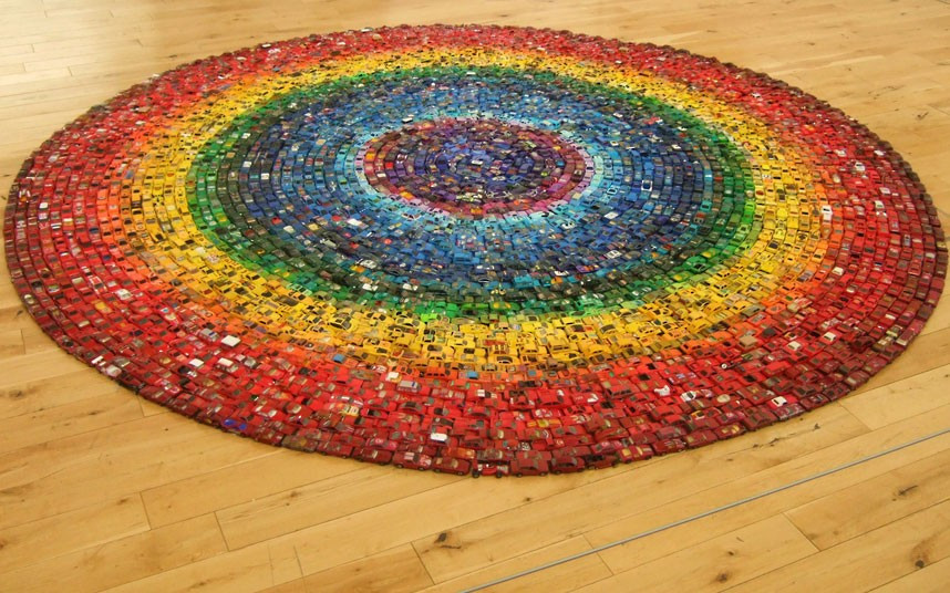 Những hình ảnh ấn tượng trong tuần ảnh 2 Artist David Waller, from Alexandra Park, north London, spent eight hours arranging his collection of 6,000 toy cars to create this circular rainbow. The 48-year-old has been collecting the metal cars since childhood.